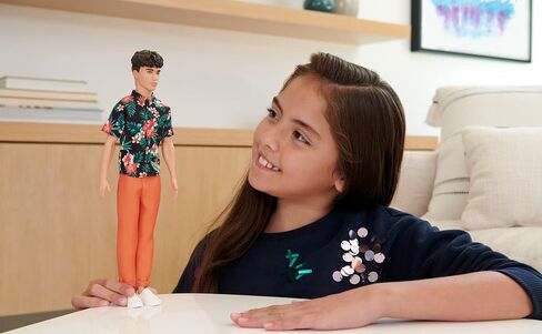 دمية Barbie Ken Fashionistas رقم 184 ذات شعر بني قصير وقميص هاواي وسروال برتقالي وحذاء أبيض in Saudi Arabia