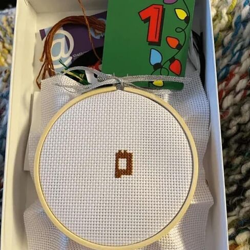 تقويم مجيء عبر الغرز، تقويم مجيء عيد الميلاد 2023، مجموعات غرز متقاطعة، طقم تطريز عيد الميلاد للفتيات والنساء المبتدئين (أصفر) in Kuwait