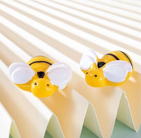 60 قطعة من زخارف النحل الصغيرة من الراتنج من جلاسيلي على شكل نحلة راتينج حرفية وديكورات مسطحة مع صندوق تخزين من أجل إكليل الحرف اليدوية وديكور المنزل للحفلات in Kuwait