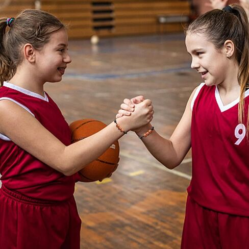 CHRIMISS 40 قطعة من أساور الحفلات الرياضية المفضلة مع خرز البيسبول وهدايا الحفلات الرياضية وأساور ملهمة قابلة للتعديل in Kuwait