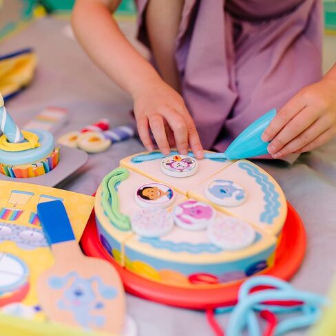 ميليسا آند دوج أدلة بلو وأنت! مجموعة ألعاب خشبية لحفلات أعياد الميلاد (38 قطعة) in Saudi Arabia