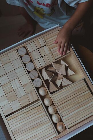 كيندرفيتس كتل مختلطة | 100 قطعة بناء من خشب الصنوبر الصلب مع صينية تخزين خشبية - مكعبات خشبية كلاسيكية للأطفال الصغار بعمر عامين فما فوق (قوس قزح) in Kuwait