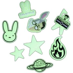 مجموعة من 8 دلايات تتوهج في الظلام لتزيين الاحذية واساور المعصم وهدايا الحفلات للاولاد والبنات والرجال والنساء من باد باني in Kuwait