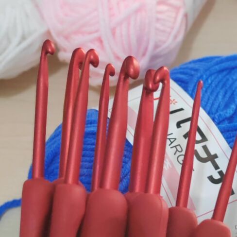 مجموعة خطافات كروشيه من سبائك الألومنيوم المطبوعة 8 قطعة، إبر حياكة مريحة، مناسبة لحياكة القبعة، السترة، جوارب الأطفال، الوشاح in Kuwait