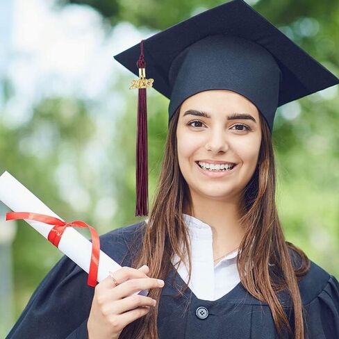 شرابة التخرج 2023 - قطعتان من تعليقات الشرابة لقبعة التخرج وشرابة التخرج 2023 مع تعليقات ذهبية لعام 2023 لقبعة التخرج، اكسسوارات شرابة لقبعات التخرج والاحتفالات بلون نبيتي in Kuwait