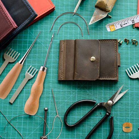 مجموعة إصلاح التنجيد، مجموعة أدوات من الجلد الحرفية تتضمن خيط الشمع وشريط قياس إبر الخياطة اليدوية ومقصات مخروطية الشكل بفتحة متوسطة، وحلقة نحاسية، مجموعة أدوات قماشية DIY لإصلاح الجلد in Kuwait