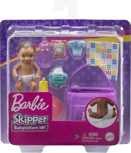 مجموعة ألعاب Barbie Skipper Babysitters Inc. للتغذية ووقت الاستحمام مع دمية طفل متغيرة الألوان وحوض استحمام وإسفنجة مصاصة وإكسسوارات وقت الاستحمام بما في ذلك منشفة على شكل بطة in Saudi Arabia