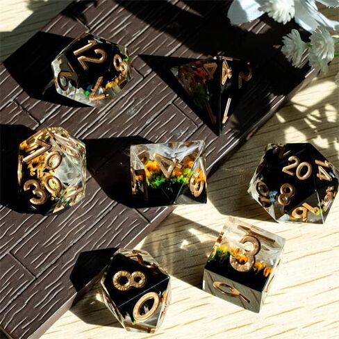 مجموعة النرد DND الحادة المتوهجة في الخريف الداكن مع صندوق النرد الجلدي | للأبراج المحصنة والتنينات، D&D، الحافة الحادة، نرد الراتنج متعدد السطوح D20، هدايا الزنزانات والتنينات، الملحقات in Kuwait