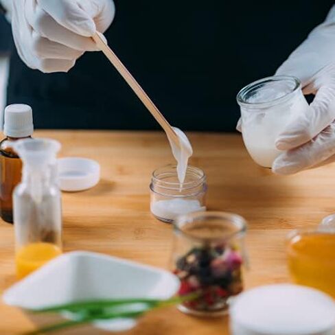 خرز جوجوبا (طبيعي) 4 اونصة - خرز حمام من شمع الجوجوبا النقي بنسبة 100% من اللؤلؤ لتقشير الوجه ومستلزمات صنع الصابون in Kuwait