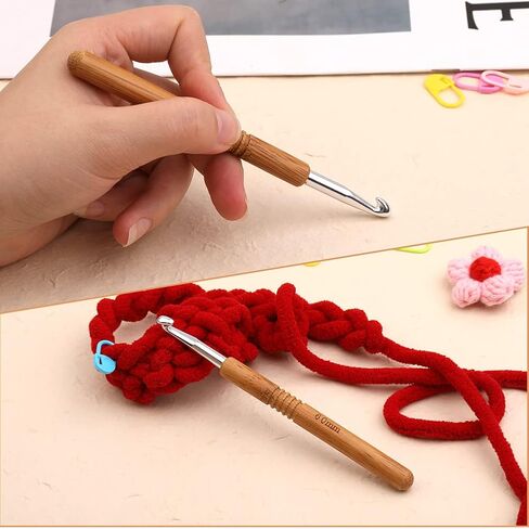 خطاف كروشيه 2.5 مم، خطافات كروشيه بمقبض خشبي 2.5 مم من الخطاف المعدني، مع 3 إبر خياطة حادة كبيرة العينين، 5 علامات وزجاجة تخزين إبرة واحدة، لدمية الكروشيه والوشاح والوسادة in Kuwait