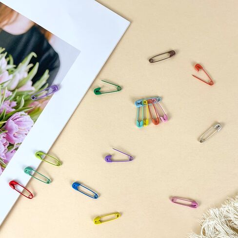 دبابيس امان من 500 قطعة، دبابيس امان بالوان مختلطة مقاس 19 ملم، دبابيس امان صغيرة من الستيل مع صندوق تخزين للفنون والحرف اليدوية وصناعة المجوهرات والمنزل والمكتب (ملونة) in Kuwait