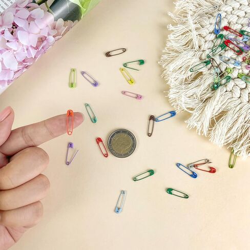 دبابيس امان من 500 قطعة، دبابيس امان بالوان مختلطة مقاس 19 ملم، دبابيس امان صغيرة من الستيل مع صندوق تخزين للفنون والحرف اليدوية وصناعة المجوهرات والمنزل والمكتب (ملونة) in Kuwait