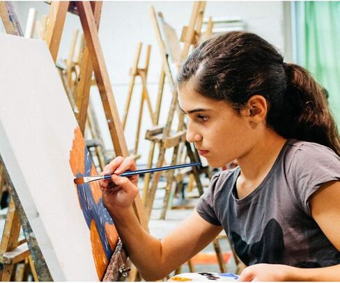 Dainayw Filbert Paint Brushes Set, 9 Pcs Professional Artist Brush for Acrylic Oil Watercolor Gouache Painting Long Handle Brushes Nylon Hair in Kuwait