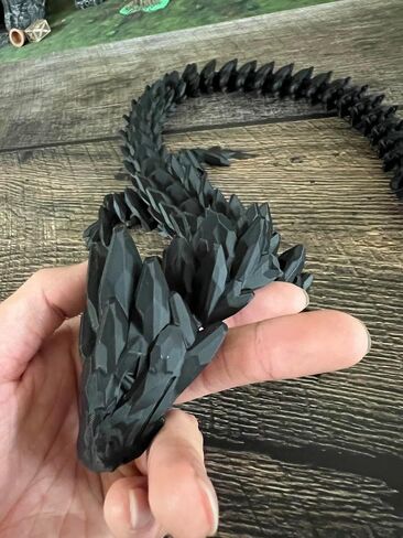 MunnyGrubbers - لعبة Crystal Dragon Fidget مقاس XL 26 بوصة - شديدة التحمل - تمثال تنين بلاستيكي مرن مطبوع ثلاثي الأبعاد - متوافق مع بيضة المفاجآت - تنين مرن - (تنين أسود) in Kuwait