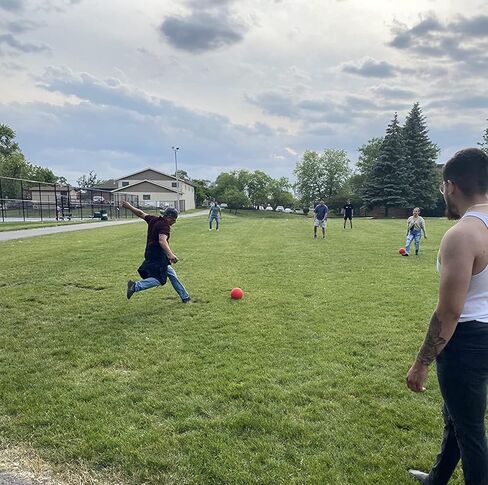 تيرجي 20 قطعة من كرات الملعب 9 انش مطاطية حمراء قابلة للنفخ كرات دودجبول مع مضخة هواء للاطفال والكبار وكرة دودج وكرة اليد والمخيمات والمدارس in Kuwait