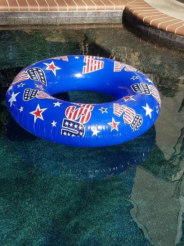 عوامات عملاقة قابلة للنفخ تحمل "العلم الأمريكي". in Kuwait