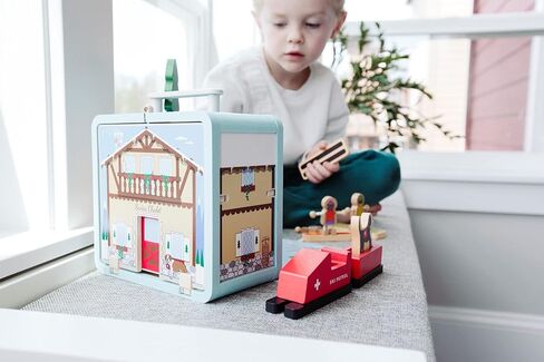 مجموعة اللعب جاك رابيت كرييشنز (شاليه للتزلج) مجموعة مكونة من 16 قطعة - ألعاب لعب محمولة - تتضمن نزل التزلج والمتزلجين وألواح التزلج على الجليد ودوريات التزلج والحيوانات - مصنوعة من الخيزران الصديق للبيئة - للأعمار من 3 سنوات فما فوق in Kuwait