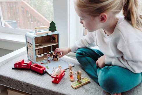 مجموعة اللعب جاك رابيت كرييشنز (شاليه للتزلج) مجموعة مكونة من 16 قطعة - ألعاب لعب محمولة - تتضمن نزل التزلج والمتزلجين وألواح التزلج على الجليد ودوريات التزلج والحيوانات - مصنوعة من الخيزران الصديق للبيئة - للأعمار من 3 سنوات فما فوق in Kuwait