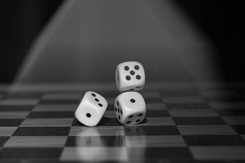 مجموعة من 20 مكعب نرد دائري الشكل بستة جوانب - مثالي لـ Yahtzee، Scribbage، Craps، Liar's Dice، Farkle، وأكثر من ذلك بكثير - لعبة يجب اقتناؤها في الليل - علامة Black Duck التجارية! in Saudi Arabia
