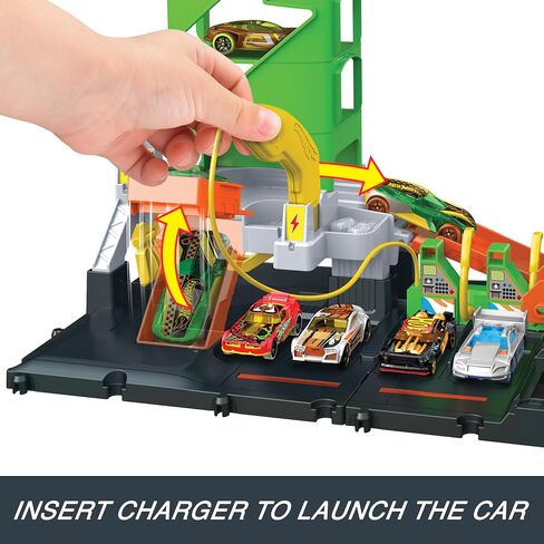 مجموعة مسارات السيارات من هوت ويلز، مجموعة لعب محطة وقود فائقة الشحن مع شواحن EV التظاهرية وسيارة لعبة بمقياس 1:64 in Saudi Arabia