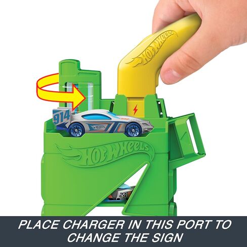 مجموعة مسارات السيارات من هوت ويلز، مجموعة لعب محطة وقود فائقة الشحن مع شواحن EV التظاهرية وسيارة لعبة بمقياس 1:64 in Saudi Arabia