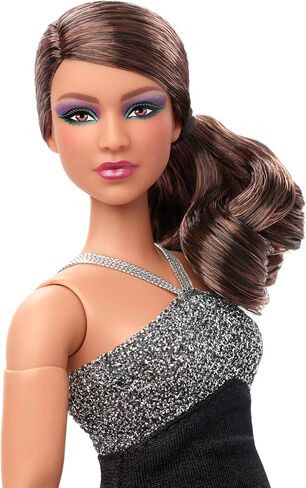 باربي دمية سيجنتشر باربي Looks (شعر بني مموج، نوع جسم متعرج)، دمية عصرية قابلة لاتخاذ الوضعيات بالكامل، هدية لهواة الجمع in Saudi Arabia