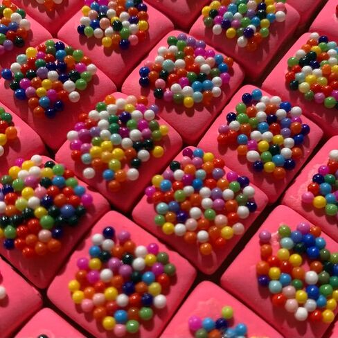 رشات غير قابلة للأكل من زجاج قوس قزح الصناعي، 2 مم، ديكودين قوس قزح Funfetti Jimmies، خرز الكافيار الصناعي، زخرفة فنية من طين البوليمر، مثالية لفن الراتنج والديكور اليدوي (30 جرام) in Saudi Arabia