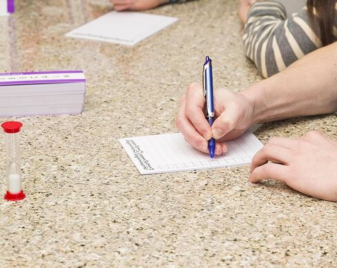 فئات Scattergories - دوران ممتع على اللعبة الأصلية السريعة التفكير - 2 أو أكثر من اللاعبين - للأعمار من 12 سنة فما فوق بدون WMG 1142 in Kuwait
