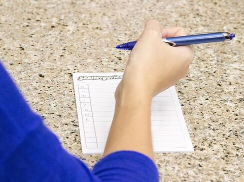 فئات Scattergories - دوران ممتع على اللعبة الأصلية السريعة التفكير - 2 أو أكثر من اللاعبين - للأعمار من 12 سنة فما فوق بدون WMG 1142 in Kuwait
