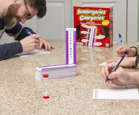فئات Scattergories - دوران ممتع على اللعبة الأصلية السريعة التفكير - 2 أو أكثر من اللاعبين - للأعمار من 12 سنة فما فوق بدون WMG 1142 in Kuwait