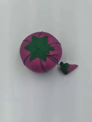 وسادة مدبسة على شكل دبوس طماطم مقاس 1 بوصة مع صنفرة فراولة (2.3 سم) (أخضر) in Saudi Arabia