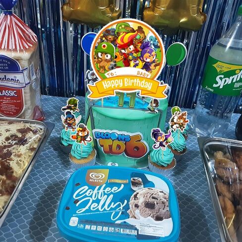 زينة حفلات تي دي 6 من بلونز، لوازم حفلات اعياد الميلاد بلونز تي دي 6 تتضمن لافتة - زينة كيك - 12 قطعة علوية للكب كيك - 18 بالون in Kuwait