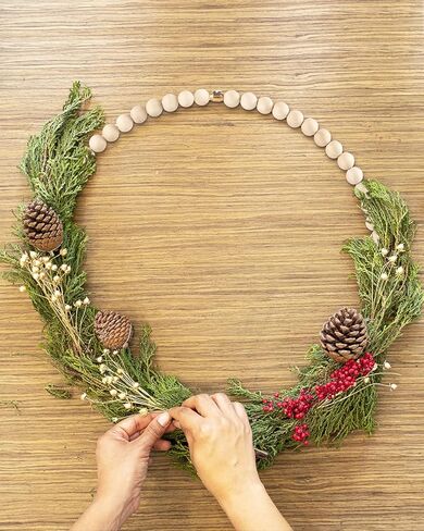 سينتيكر اكليل خرز خشبي، قطعتان من حلقات معدنية بتصميم زهور مقاس 12 انش مع 140 قطعة خرز خشبي لتزيين المنزل والباب الامامي والحرف اليدوية للتعليق على الحائط in Kuwait