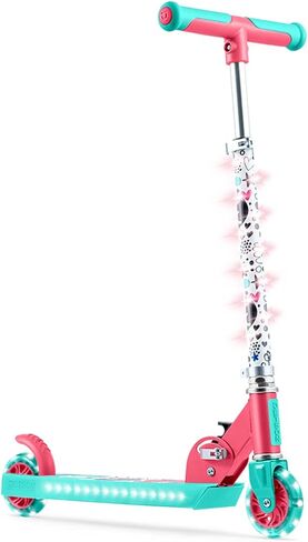 جيتسون سكوتر دفع بعجلتين من غابيز دولهاوس، مصابيح LED على الجذع وعجلات مضيئة، اطار خفيف الوزن، مقود قابل لتعديل الارتفاع، نظام امالة للتوجيه، الية سهلة الطي، للاعمار من 5 سنوات فما فوق، JGABY-2KIK in Kuwait