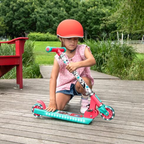 جيتسون سكوتر دفع بعجلتين من غابيز دولهاوس، مصابيح LED على الجذع وعجلات مضيئة، اطار خفيف الوزن، مقود قابل لتعديل الارتفاع، نظام امالة للتوجيه، الية سهلة الطي، للاعمار من 5 سنوات فما فوق، JGABY-2KIK in Kuwait