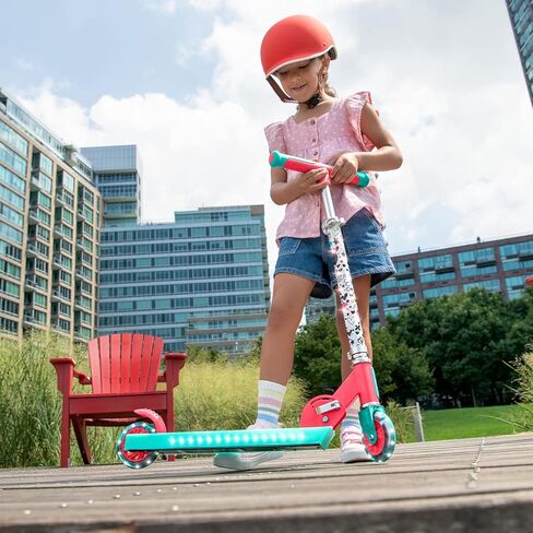 جيتسون سكوتر دفع بعجلتين من غابيز دولهاوس، مصابيح LED على الجذع وعجلات مضيئة، اطار خفيف الوزن، مقود قابل لتعديل الارتفاع، نظام امالة للتوجيه، الية سهلة الطي، للاعمار من 5 سنوات فما فوق، JGABY-2KIK in Kuwait