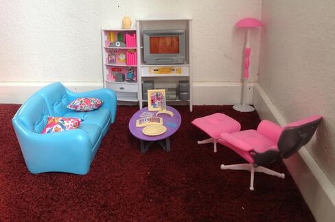 أثاث بيت الدمى غلوريا - مجموعة لعب عثمانية لأريكة تلفزيون لغرفة العائلة in Kuwait