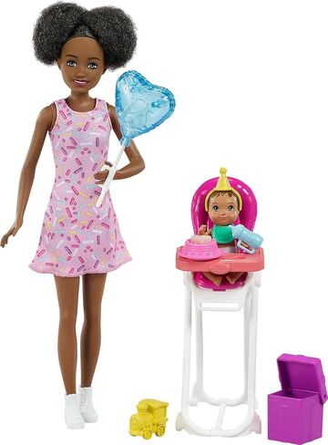 مجموعة الدمى ومجموعة اللعب من Barbie Skipper Babysitters Inc. مع دمية Babysitter Skipper، ودمية طفل متغيرة الألوان، وكرسي مرتفع وإكسسوارات خاصة بالحفلات للأطفال من سن 3 إلى 7 سنوات in Kuwait