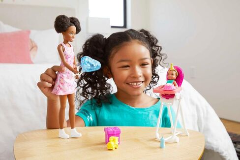 مجموعة الدمى ومجموعة اللعب من Barbie Skipper Babysitters Inc. مع دمية Babysitter Skipper، ودمية طفل متغيرة الألوان، وكرسي مرتفع وإكسسوارات خاصة بالحفلات للأطفال من سن 3 إلى 7 سنوات in Kuwait