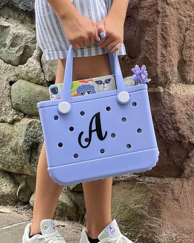 3 قطع من تعليقات حروف لحقائب بوج بحجم كبير 2.75 انش من جيلي، ملحقات حشوات شنطة توت للشاطئ، دلاية حروف ابجدية لتزيين شنطة اليد بنفسك، مطاط، بدون احجار كريمة in Kuwait