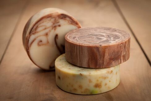 مجموعة قوالب صابون الليفة من كرافتيرز إيليمنتس تتضمن - 12 شريحة لوفة وقرص حلاقة أزرق للحلاقة، 12 تجويف 118 جرام بار من الراتنج ومجموعة صنع الصابون in Kuwait