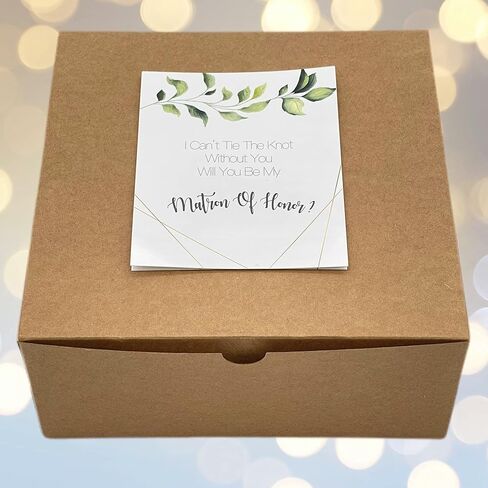 مجموعة علب هدايا وصيفة الشرف مكونة من 10 صناديق كرافت 8 × 8 × 3.5 و16 ملصقات مقترحة خضراء لطلب 10 وصيفات العروس، 2 ميد أوف أونورز، 2 مارتون أوف أونور و2 زهرة للبنات و سلاسل ذهبية in Kuwait