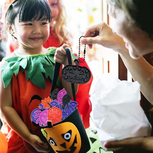 30 حزمة من ألعاب الهالوين الحسية الململة مع سلسلة مفاتيح هدايا حفلات الهالوين للأطفال الأولاد والبنات ألعاب فقاعات الدفع للهالوين بكميات كبيرة من السيليكون لتخفيف التوتر in Kuwait