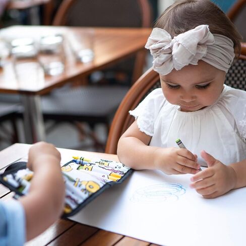 حاملة حقيبة سفر لأقلام التلوين للأطفال من Urban Infant - تأتي مع مجموعة من 10 أقلام تلوين غير سامة وكتيب رسم - نشاط للأطفال الصغار - مقابض إغلاق وقص سهلة على شكل المحفظة - الخشخاش in Kuwait