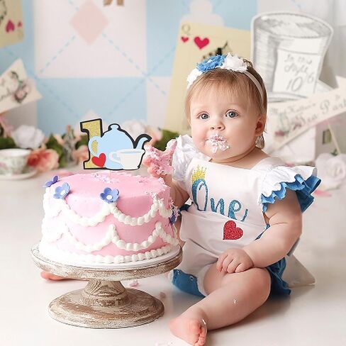 أعلى كعكة عيد الميلاد الأول - كعكة إبريق الشاي أليس مزينة بالأعلام، تزيين كعكة عيد الميلاد الأول لطفلة، تزيين طاولة الحلوى، دعائم الصور، مناسبة جدًا لحفلة عيد ميلاد لفتاة تبلغ من العمر عامًا واحدًا (Alice Teapot CakeTopper) in Kuwait