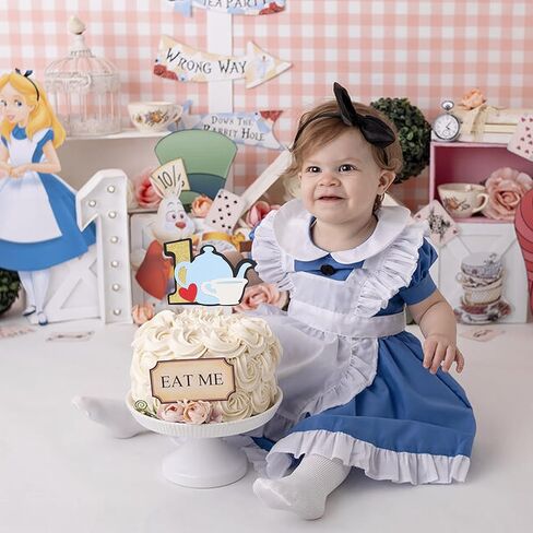 أعلى كعكة عيد الميلاد الأول - كعكة إبريق الشاي أليس مزينة بالأعلام، تزيين كعكة عيد الميلاد الأول لطفلة، تزيين طاولة الحلوى، دعائم الصور، مناسبة جدًا لحفلة عيد ميلاد لفتاة تبلغ من العمر عامًا واحدًا (Alice Teapot CakeTopper) in Kuwait