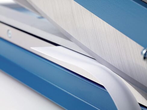 ممتاز dahle guillotine trimmers ، 14 – 1/8 " – 27. 5 " أطوال قطع ، مقاس 35 – 40 مكونة من قطعة واحدة capacities ، self-sharpening الشفرة التلقائي ، المشبك ، W/السلامة للتوهج, Blue, Gray in Kuwait
