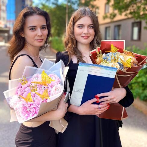 60 ورقة ورق تغليف زهور شفاف مقاوم للماء باقة زهور شفافة لتغليف الهدايا، ورق زهور بحافة ذهبية، لوازم ورقية لبائعي الزهور الكورية لعيد الحب والزفاف والتخرج وعيد الام in Kuwait