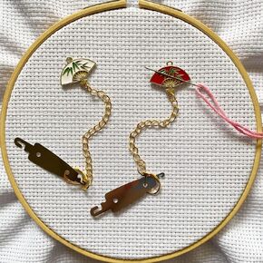 DPXWCCH 2 Pieces Fan Needle Minders for Cross Stitch, Magnetic Needle Nanny with Needle Threader DIY Pendant Decor for Sewing Tools & Accessory in Kuwait