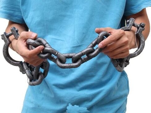 سلاسل Weile للهالوين، أصفاد معصم بلاستيكية، وصلات سلسلة للسجن، لدعائم خدعة حفلات الهالوين in Kuwait